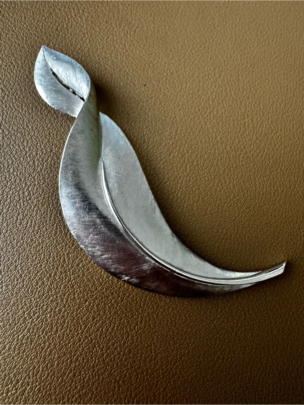 Vintage Trifari Silver Leaf-Shaped Feather Brooch - Picture 2 of 6